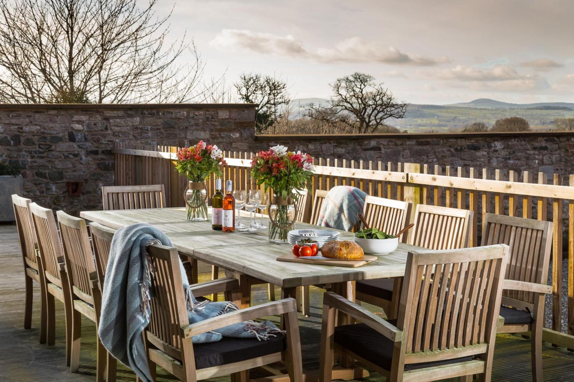 The Barn At Plas Ashpool Sleeps 8 Llandyrnog Exterior photo
